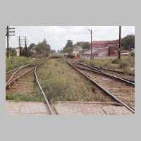 111-1195 Eisenbahnueberweg auf der Strasse nach Paterswalde.  Das rote Gebaeude rechts ist die Deutschordensschule.jpg